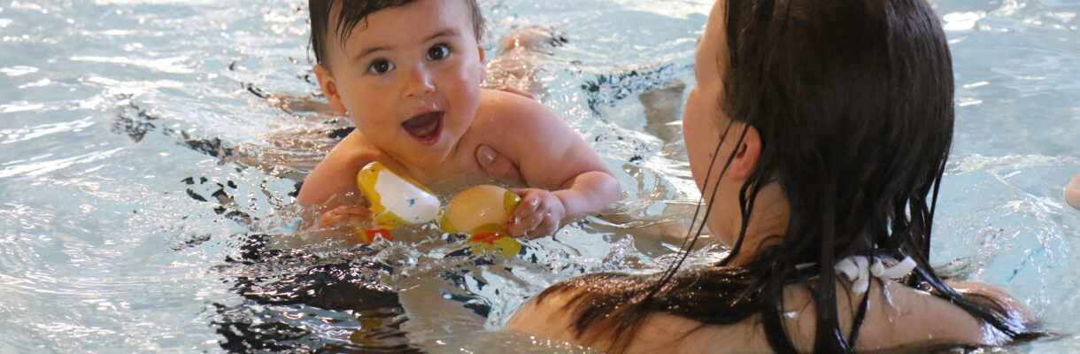 baby-peuter-zwemmen