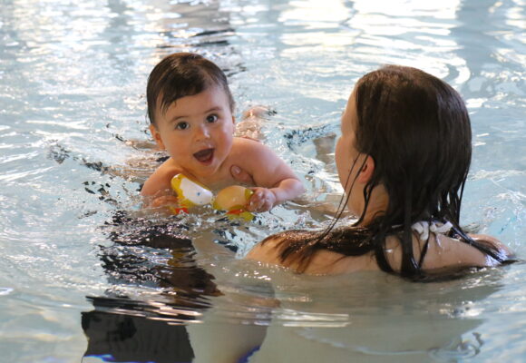 baby-peuter-zwemmen