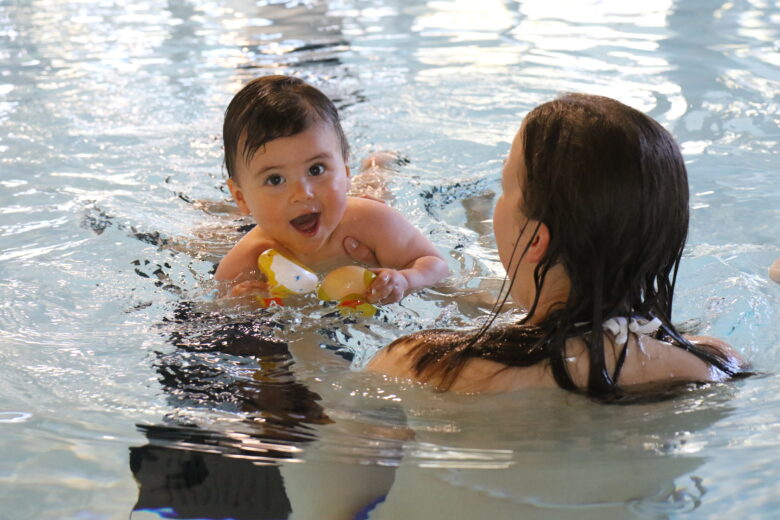 baby-peuter-zwemmen