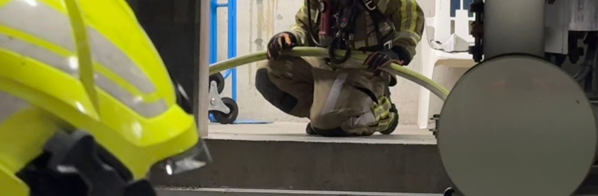 Realistische brandweer oefening zwembad